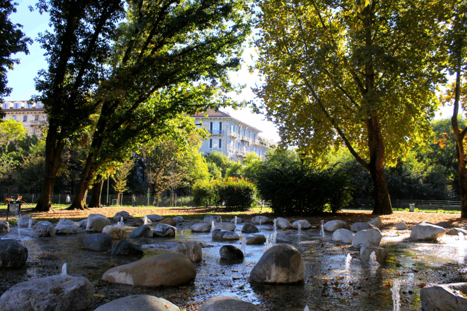 Vista frontale dellla fontana senza vasca dle parco Guido Vergani